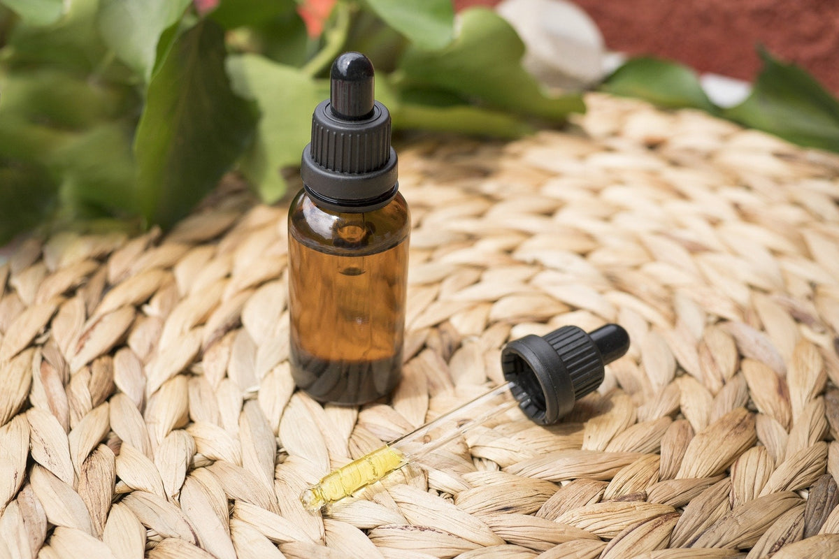 Flacon d'huile de CBD et pipette