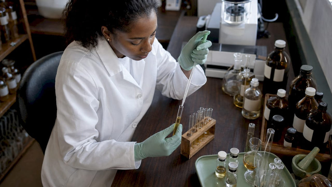 Une technicienne s’affaire à la préparation d’échantillons de CBD pour des analyses en laboratoire.