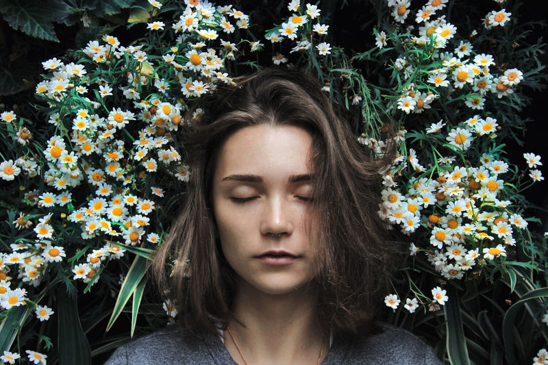 Femme qui dort entourée de fleurs