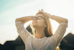 Femme qui profite du soleil