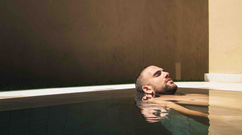 Homme dans un grand bain